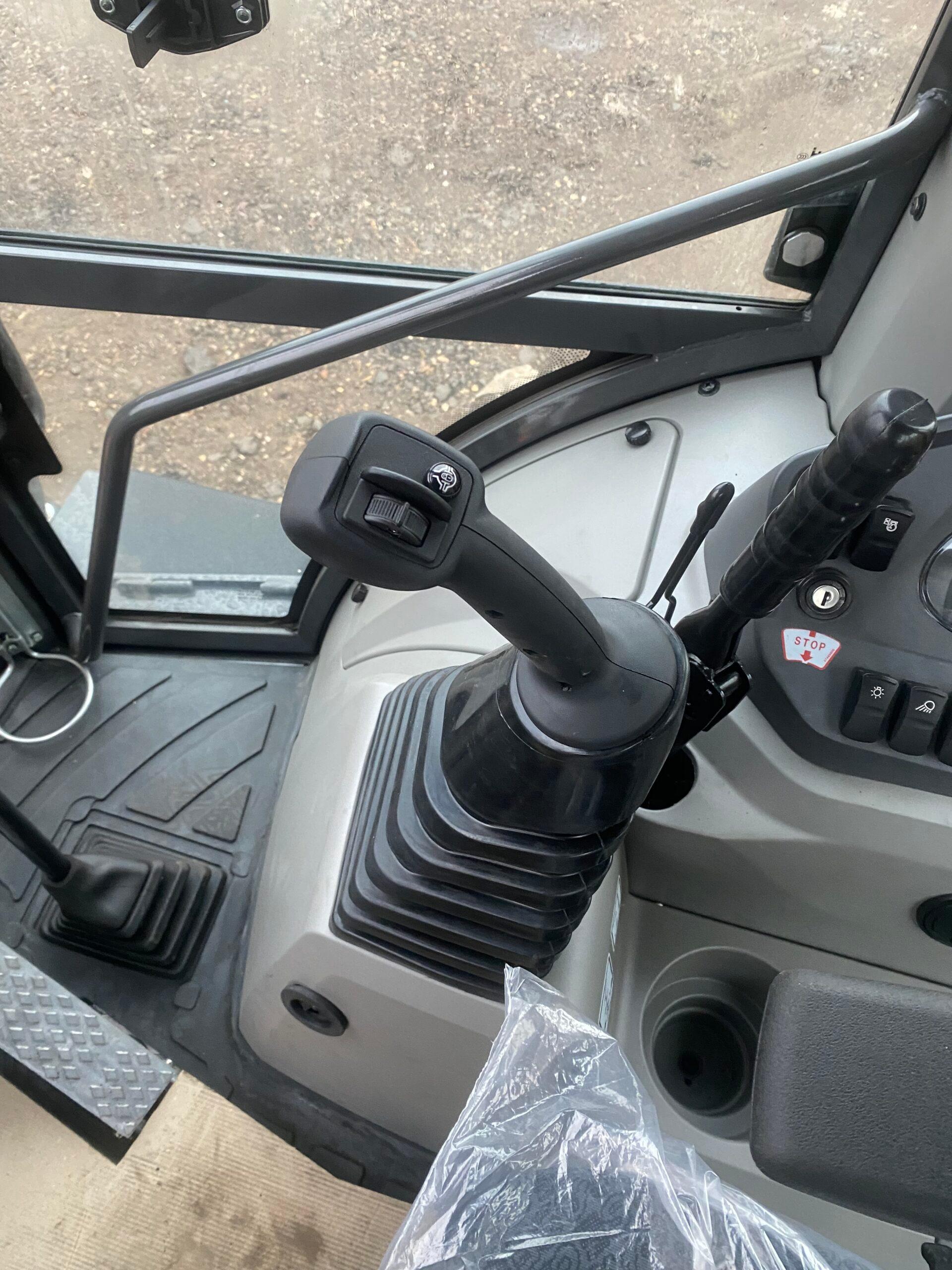 Экскаватор-погрузчик CASE 580SV 6