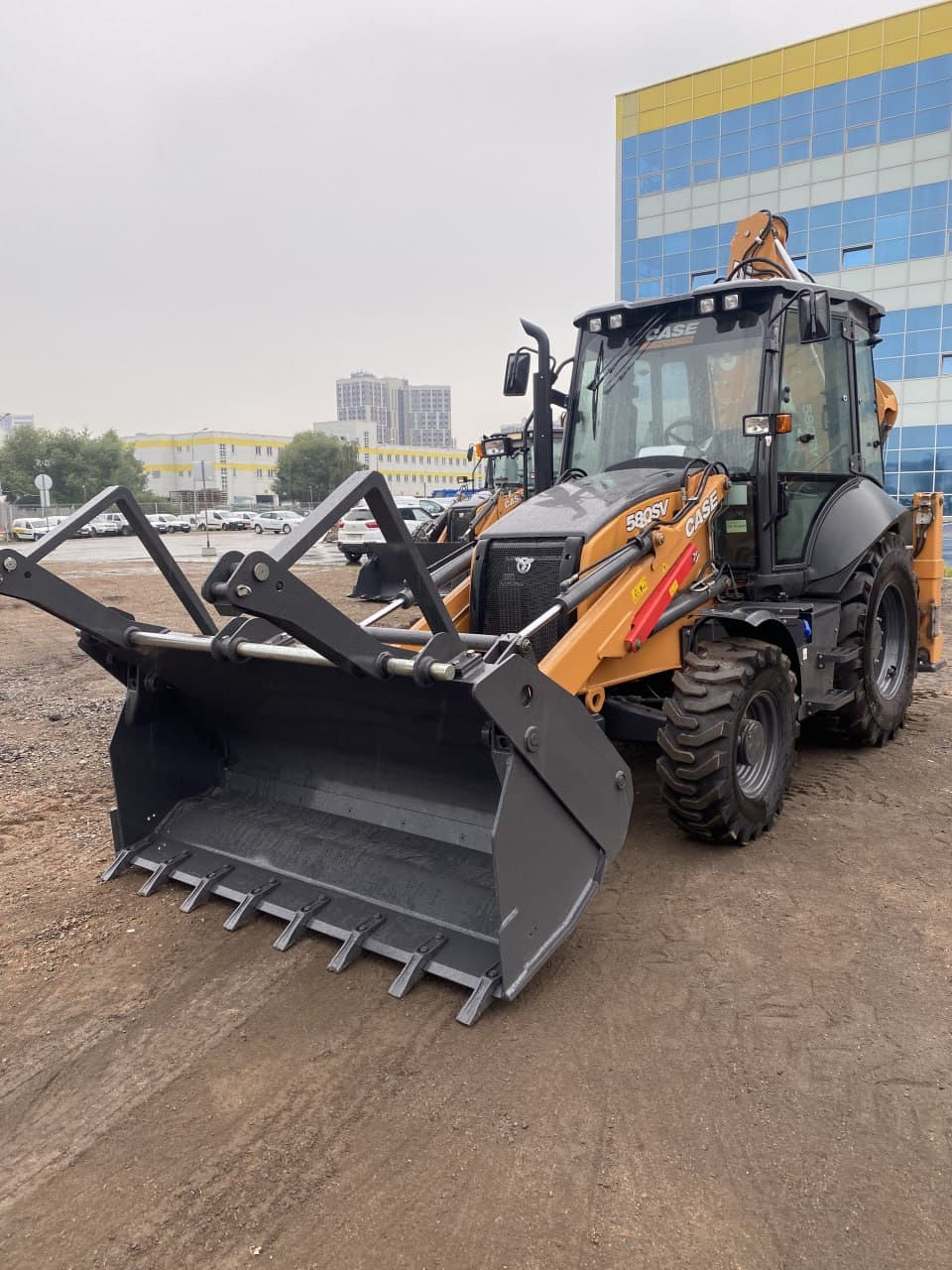 Экскаватор-погрузчик CASE 580SV
